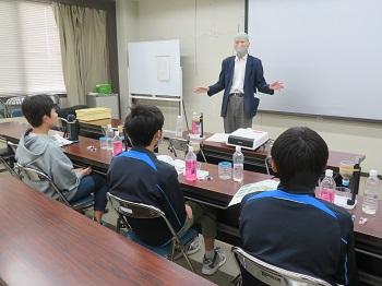 化学薬品を使って浄水や残留塩素の確認をしている写真