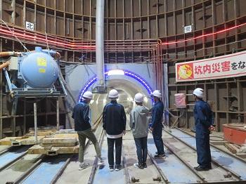 シールド管を覗いているところ