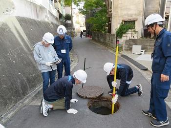 マンホールの中を検診している写真