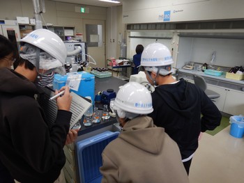 水の濁りの検査をしている写真