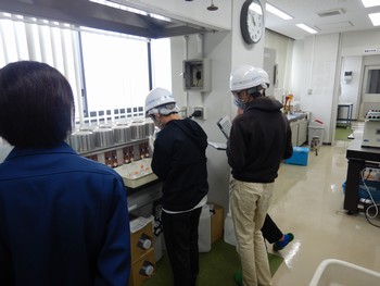 水のにおいを検査している写真