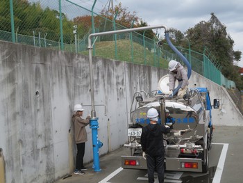 給水タンク車に給水している写真
