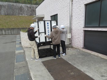 仮設給水タンクを組み立てている写真