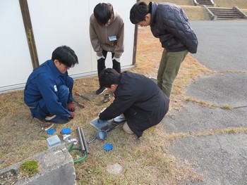水道メーターを分解している写真