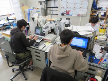 PC作業で原稿作成中