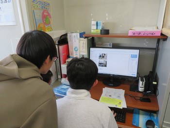 PC作業でホームページ制作中