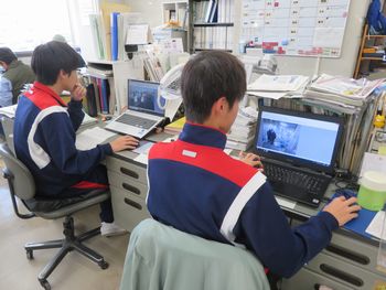 ホームページに掲載する写真を選んでいるところ