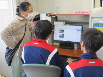 ホームページ作りを交代で実際に体験している様子