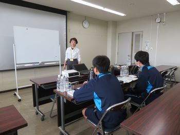 水道の仕組みについて聞いている様子