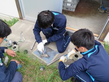 水道メーターを分解している様子