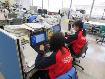 集中しながら記事の文字入力中の様子