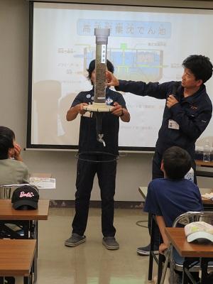 浄水場職員から模型を使って施設の説明をうける