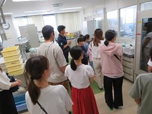 水質試験室内の様子を見る