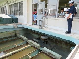 ろ過池の洗浄の様子を見る