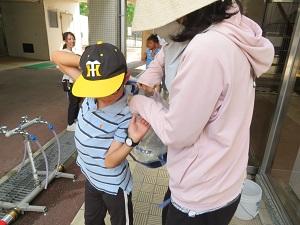 給水袋を背中でかつぐ