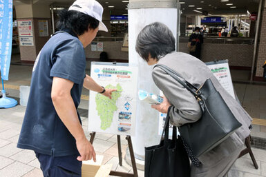 説明パネルを指さし案内