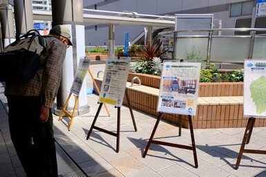 説明パネルを指さし案内