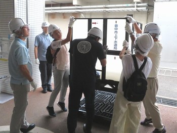 応急給水訓練で組立式仮設給水タンクを組み立てるようす