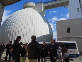 原田処理場の卵形消化タンク（高さ50メートル）を見学