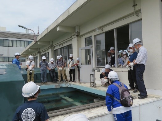 柴原浄水場で水道水の浄水過程などを見学します