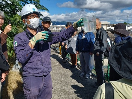 豊中市を含む周辺の6市2町の下水を処理する原田処理場で、汚水を川へ戻す過程を見学します。