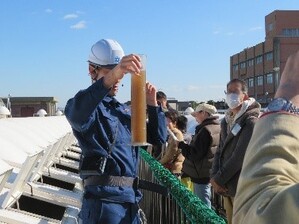 豊中市を含む周辺の6市2町の下水を処理する原田処理場で、汚水を川へ戻す過程を見学します。