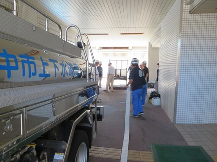 給水タンク車から仮設タンクへの給水のようす