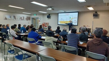 見学者ルームでの受講のようす