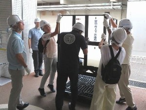 タンクのパネルをはめ込む