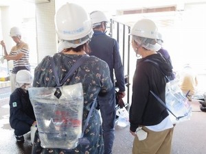 非常給水袋を背負う