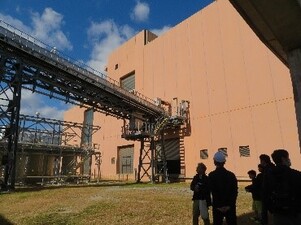 コンベアで運ばれた汚泥が脱水される