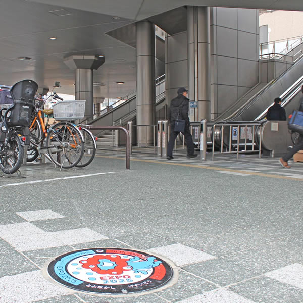 大阪・関西万博マンホール写真(豊中駅前)