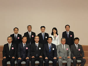 今回受賞された地方公営企業の代表者の皆さまとの記念撮影する阪口上下水道事業管理者(上段右端)