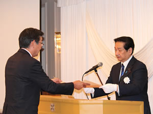 阪口上下水道事業管理者が関口総務副大臣より賞状を授与されました