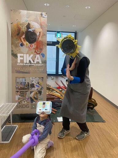 工作したものを身に着けてポーズを決めている様子