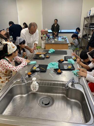和菓子を作っている様子