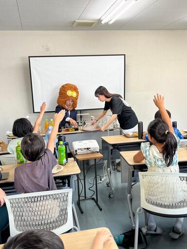 合同食品株式会社で説明している様子