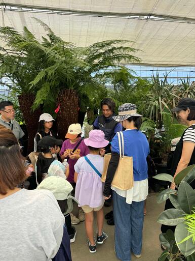 バラエングループで説明している様子