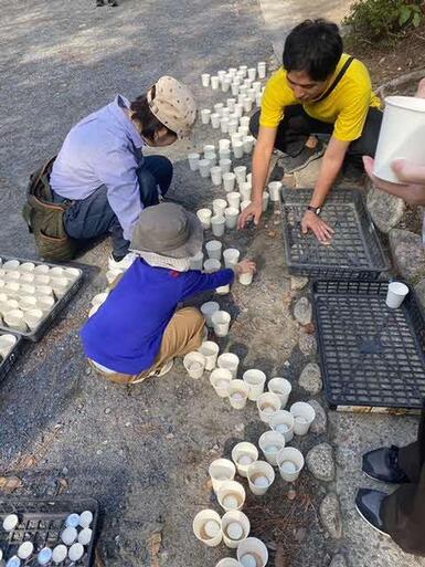 キャンドルを並べる親子