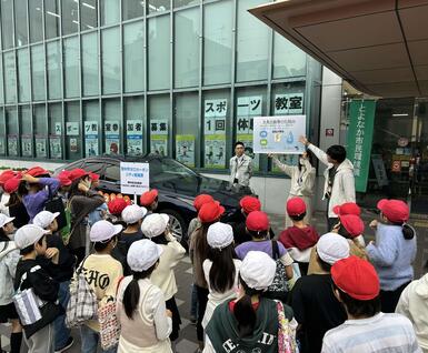 水素自動車の説明の様子