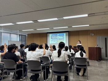 豊中市の紹介をしている様子