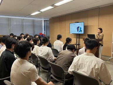 豊中市の紹介をしている様子