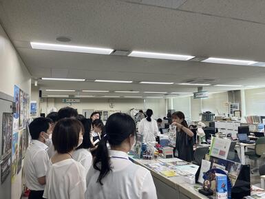 市役所見学ツアーの様子