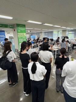市役所見学ツアーの様子