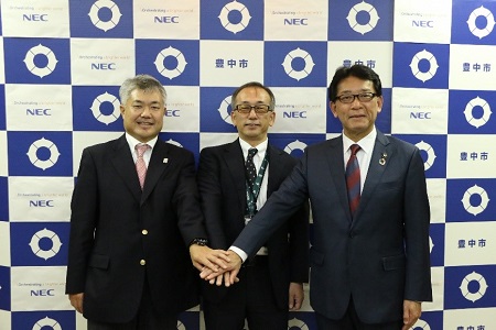 左から谷口支社長、搗本さん、長内市長