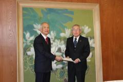 淺利市長に答申書を手渡す藤田会長