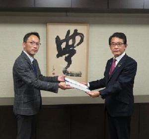 長内市長に答申書を手渡す浦上会長