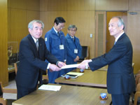 淺利市長に答申書を手渡す藤田会長