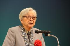 名誉市民贈呈式でスピーチする山田さん