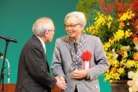 淺利市長と握手する山田さん（右）